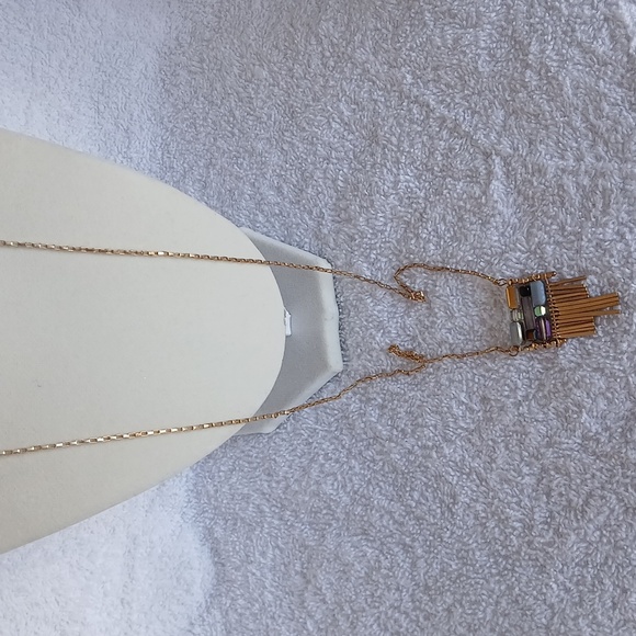 Elegant Gold Necklace with Pendant - Picture 2 of 8